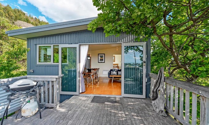 Nelson Apartment | Explore The Nelson's Lookout: Pet-Friendly 4-Star Retreat