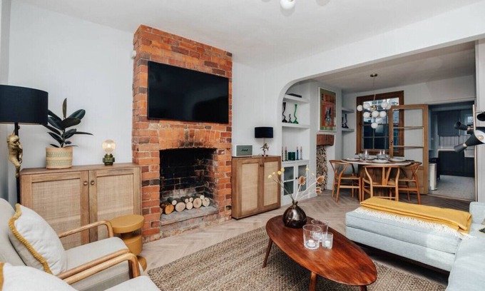 Henley-on-Thames House | Discover The Neptune - Pet Friendly with Family Amenities