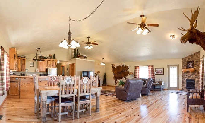 Eagle Nest House | Idyllic Lake View Retreat: The Nest with High Guest Ratings