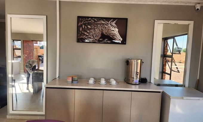 Vosloorus Bed & Breakfast | Cozy Getaway at The Nest B&B with Pool and Breakfast