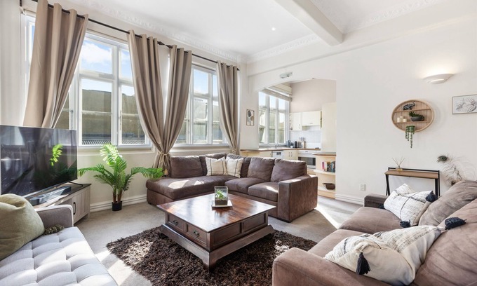 Te Aro Apartment | Central & Sunny Retreat with Family-Friendly Amenities
