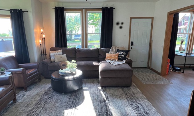 Belle Plaine House | Modern Nest: Pet-Friendly Home Near Parks and Dining