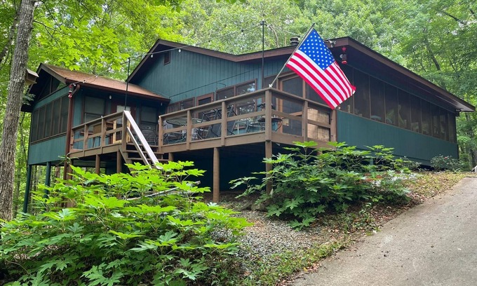 Unaka Cabin | Discover The Nest in Bear Paw: Family-Friendly Retreat