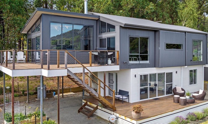 Marysville House | Discover The Nest On Hull - Stylish Retreat with Spa Amenities