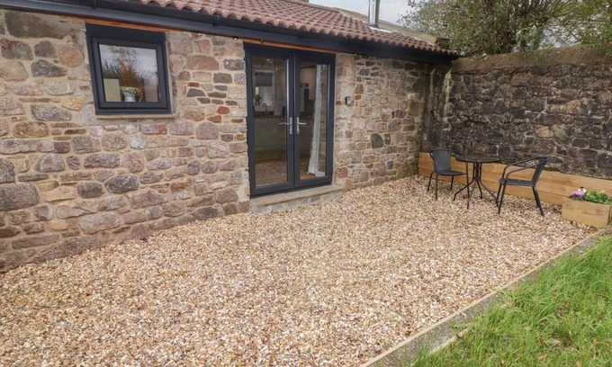 Tavernspite Cottage | Romantic Retreat at The Nest with Ocean View in Amroth