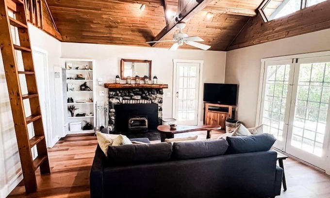 Idyllwild Cabin | Pet-Friendly Retreat: The Nest with Hot Tub & Cozy Fireplace