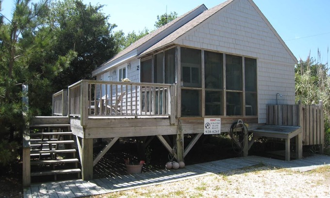 Ocracoke House | Charming Net House: Unique Cottage with Kitchen & Breakfast