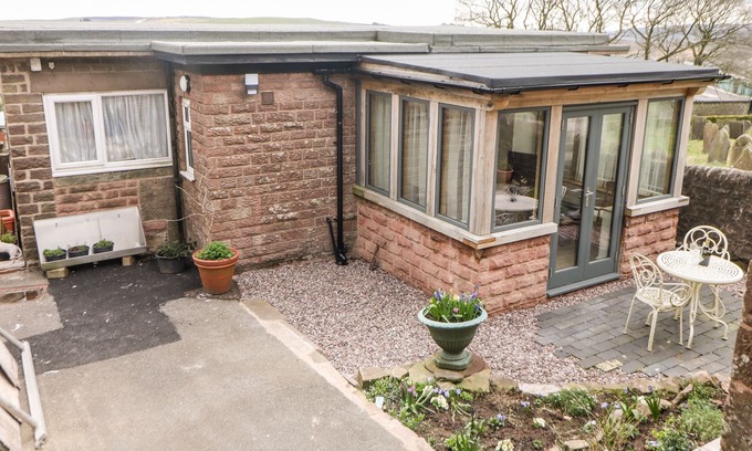 Quarnford Cottage | Pet-Friendly Retreat at The Netty with Tranquil Garden