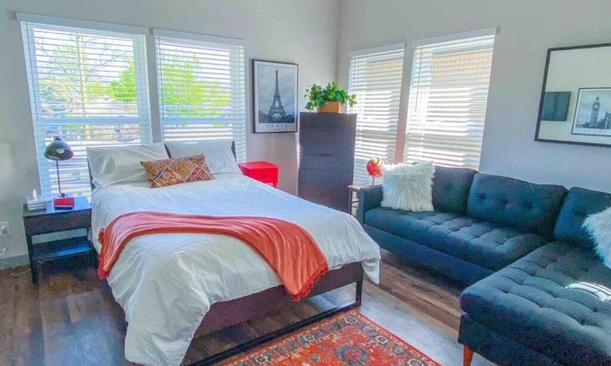 Lower Greenville Apartment | Contemporary Studio in Lower Greenville - Pet Friendly Retreat