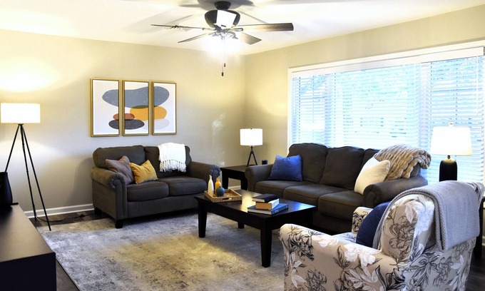 Newark House | Top-Rated Newark Nest: Modern Retreat with Amazing Kitchen