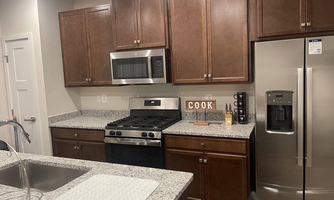 Rio House | Modern Townhouse Near Airport with Breakfast & Family Amenities