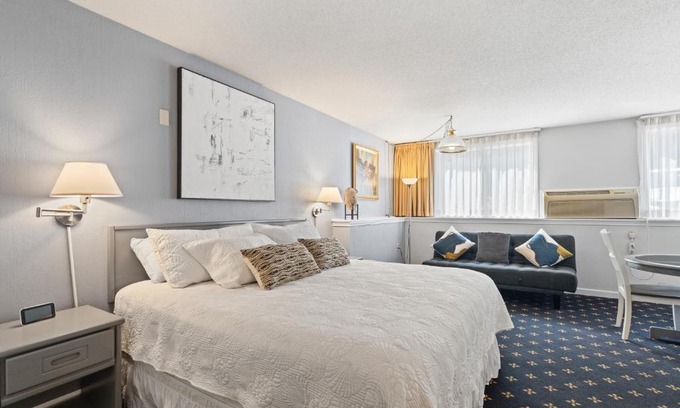 Niantic Hotel | Discover The Niantic Inn: Ocean View & Family-Friendly Stay