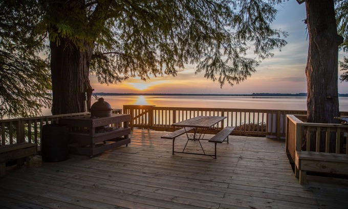 Samburg Cabin | Unforgettable Retreat at Reelfoot Lake for Families & Friends