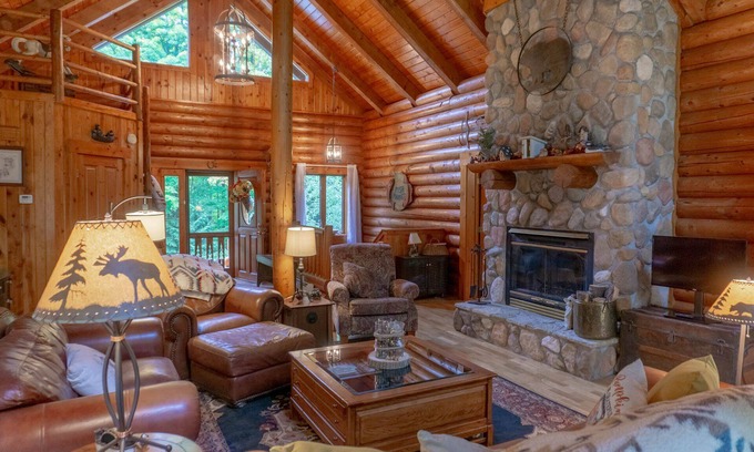 Gaylord House | Unforgettable Stay at The Nodding Bear Log Cabin