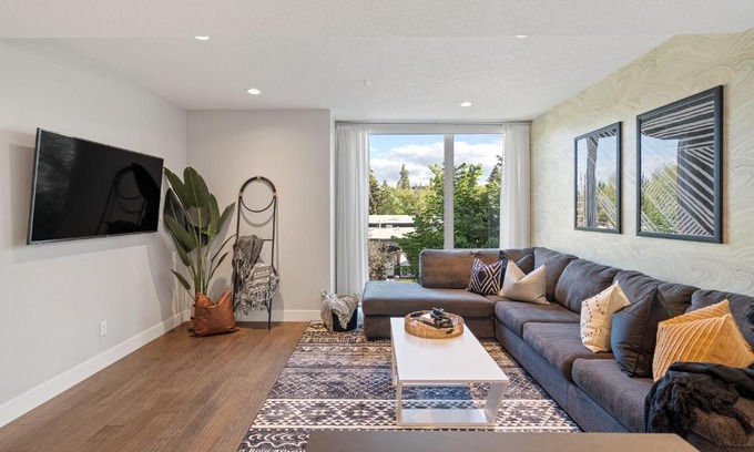 Marda Loop House | Stylish Retreat with Private Rooftop in Marda Loop
