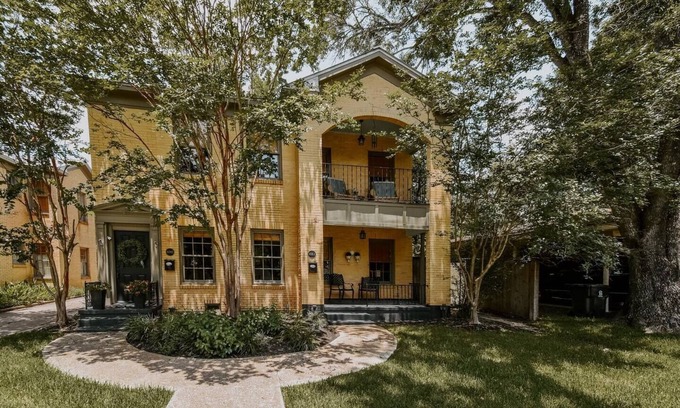 Phillips Apartment | Cozy Nook Near A&M with Comfy King Beds & Breakfast