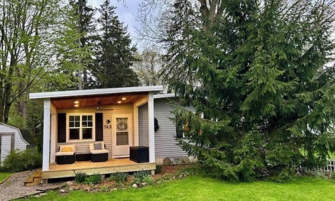 Saugatuck House | The Nook. Bright and Private. Walkable to downtown Saugatuck, fenced in yard.