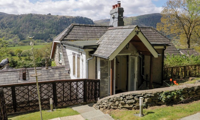 Llanrwst Cottage | Cozy The Nook: Country Cottage with Garden in Maenan