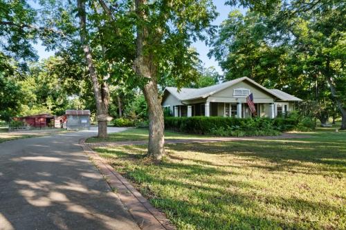 Prairie Lea House | Relax and Unwind at The Nut House: Pet-Friendly Retreat