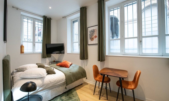 Terreaux - Bat d'argent Apartment | Modern Studio Steps from Opéra with Kitchen & Breakfast