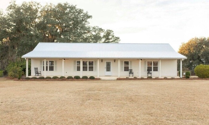 Adel House | Relax at The Oak House - Pool, Pet Friendly & Breakfast