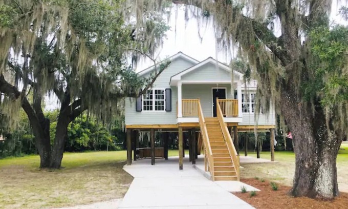 Jean Lafitte House | Experience The Oak House: Historic Stay with Spa & Hot Tub