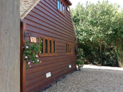 Castle Bytham House | Experience The Oak Lodge: Pet-Friendly Retreat in Stamford