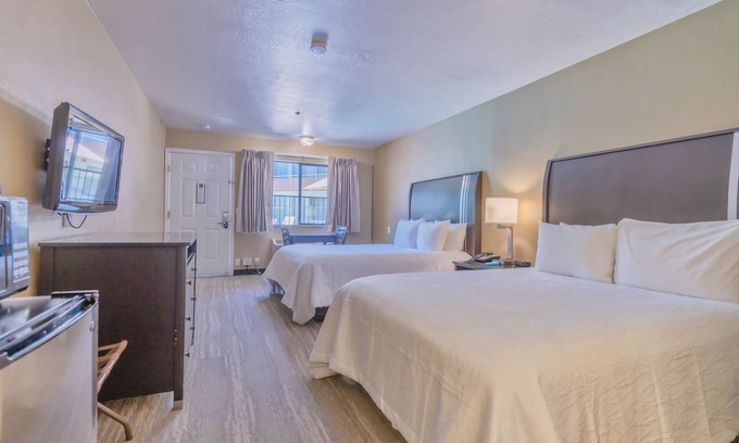 Oakhurst Hotel | Discover The Oakhurst Inn at Yosemite: Pool & Spa Retreat