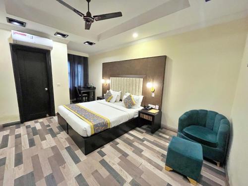 Kalkaji Hotel | Budget-Friendly Stay at The Oakland Plaza with Breakfast