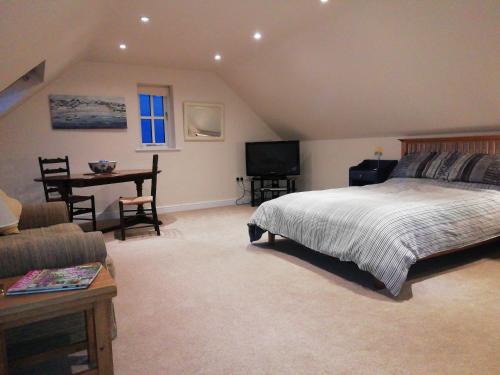 Newark Bed & Breakfast | Top Rated The Oaklodge: Your Perfect Getaway Awaits!