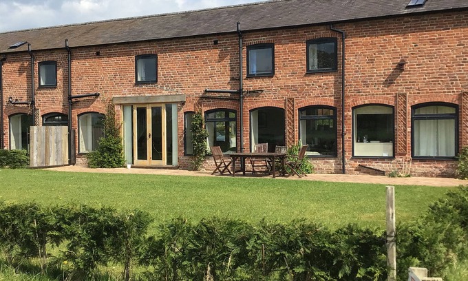 Loppington Cottage | Family-Friendly Retreat at The Oaks in Cockshutt