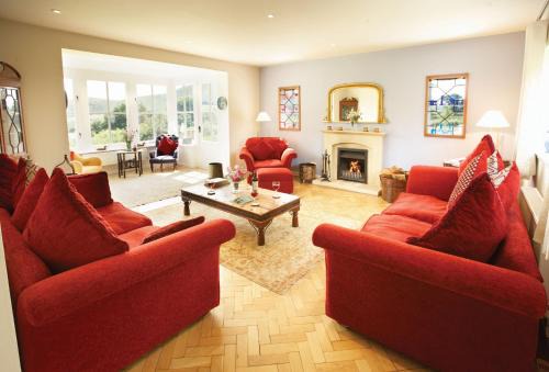 All Stretton House | Discover The Oaks: Pet-Friendly Haven for Your Getaway