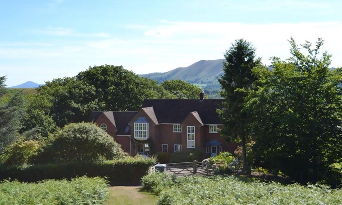 All Stretton House | Exceptional Stay at The Oaks: Pet Friendly & Family Ready