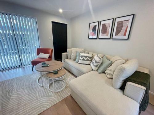 Mangere Bridge House | Pet-Friendly Auckland Airport Oasis Townhouse - 10/10 Rated