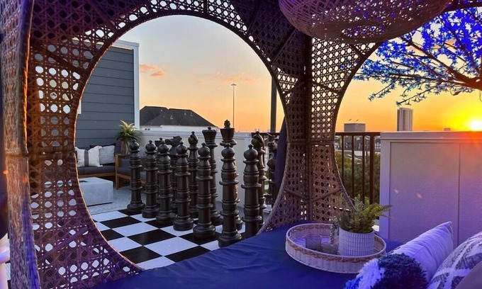 South Central Houston House | Discover The Oasis Checkmate HTX Rooftop - Pet Friendly Retreat