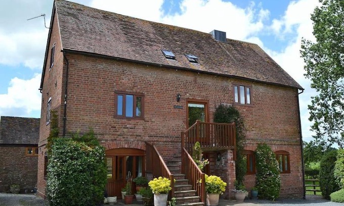 Bromyard Apartment | Discover The Oast House: Farm Stay with Pet-Friendly Comfort