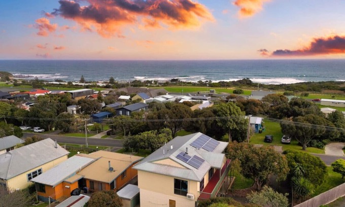 Kilcunda House | Pet Friendly Getaway with Oceanfront Views & Breakfast