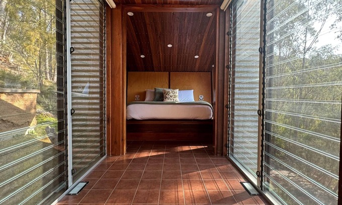 Bright Cabin | Exceptional Stay at The Odd Frog with Breakfast & Kitchen