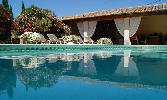 Entraigues-sur-la-Sorgue Villa | Unforgettable Stay at The Old Mill in Provence with Pool Access