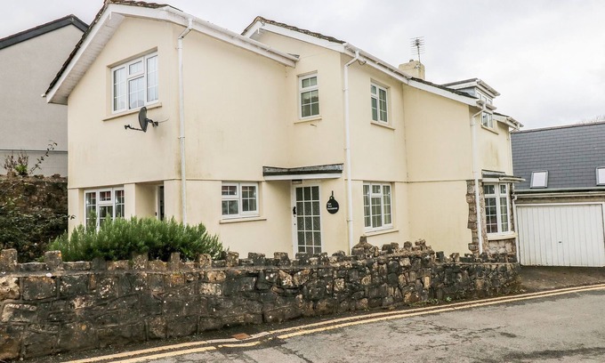 Vale of Glamorgan Cottage | Pet-Friendly Getaway: The Old Bakehouse in Llantwit Major