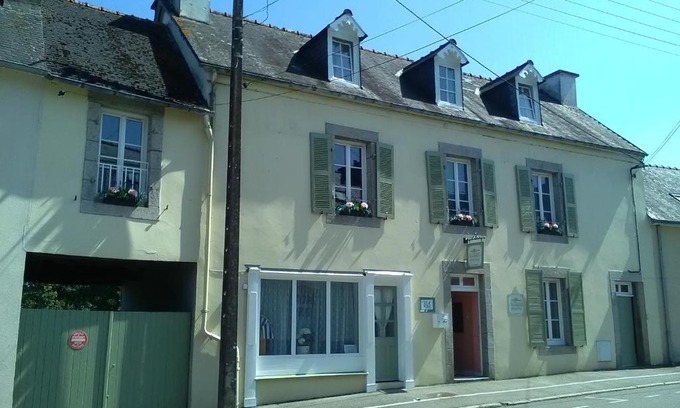 Chateauneuf-du-Faou Bed & Breakfast | Cozy Retreat at The Old Bakery with Breakfast Included