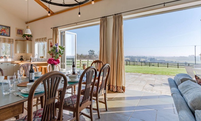 Witney Cottage | Outstanding Old Barn in Witney - Perfect for 6 Guests