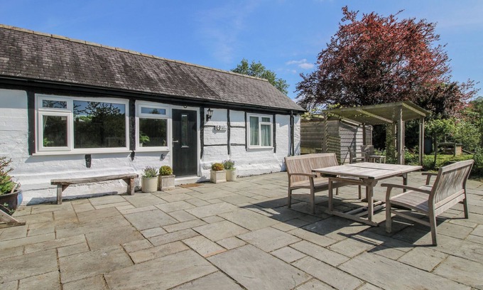 Llansantffraid-ym-Mechain Cottage | Discover The Old Beams at Pont Y Forwyn in Llansantffraidd
