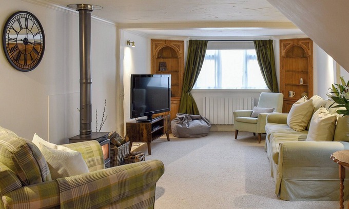 Wereham Cottage | Cozy 2-Bedroom Stay in Wereham with Oceanfront Views