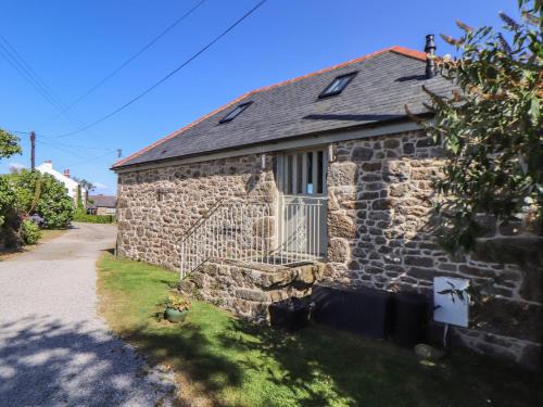 Helford Passage House | Discover The Old Byre: Pet Friendly with 9.7 Rating