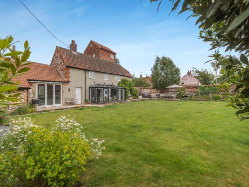 South Creake House | Pet-Friendly Retreat at The Old Chequers with Hot Tub