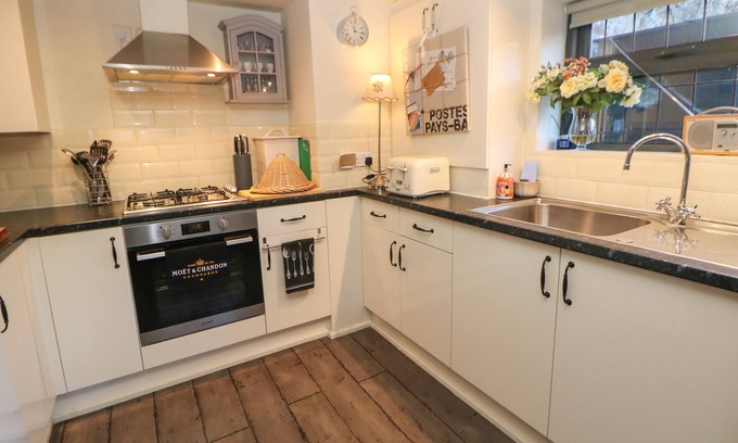 Ashbourne Cottage | Cozy Stay at The Old Clock Makers with Family Amenities