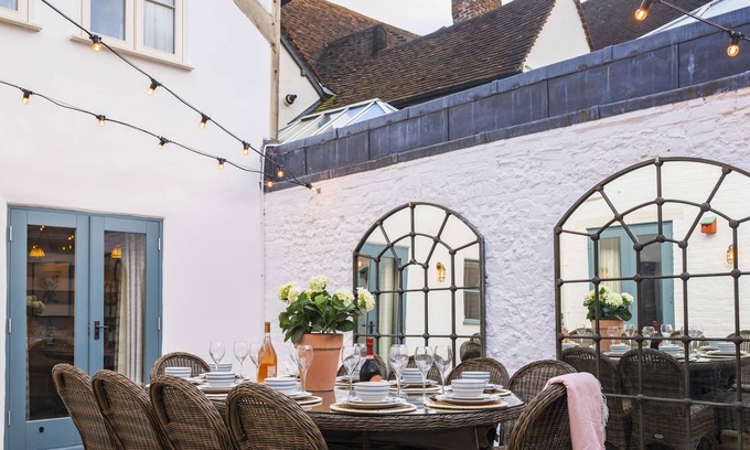 Henley-on-Thames House | Outstanding Stay at The Old Coach House on Bell Street