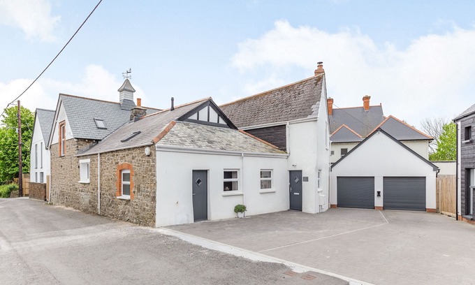 Braunton Cottage | Family-Friendly Old Coach House with Hot Tub in Braunton