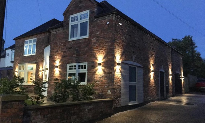 Polesworth Apartment | Charming The Old Coach House - Rated 9.5/10, Family-Friendly!